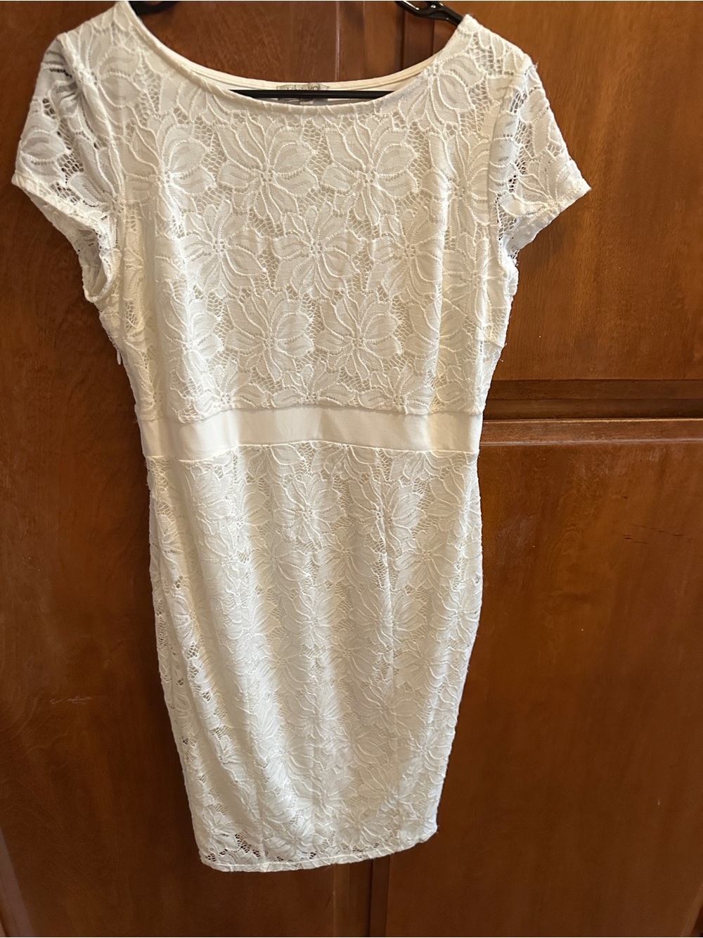 Kimi and Kai Ivory Lace MATERNITY Dress With Cap Sleeves, Medium. READ..